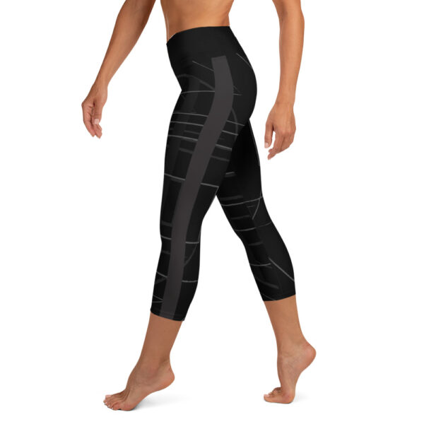 Obsidian Series Books Logo - The Labyrinth Wall Logo Yoga Capri Leggings Black