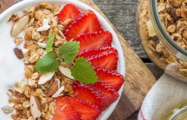 Yogurt oats and strawberry healthy food ideas from EWG